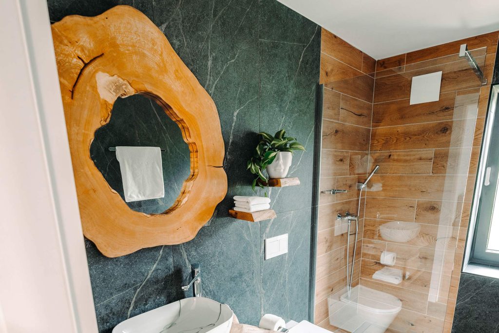 Liza bathroom
